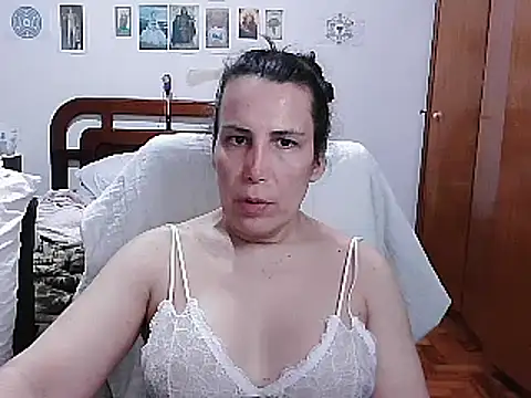 Snapshot of LauraVicttoria361215 chatting on 03/08/25, 10:32 LauraVicttoria361215 online show from 03/08/25, 10:32