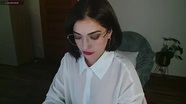 Snapshot of mollyopris96 chatting on 10/20/25, 11:27 mollyopris96 online show from 10/20/25, 11:27