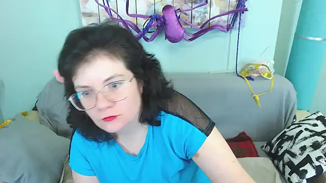 Snapshot of EverlyRays chatting on 12/06/24, 08:37 EverlyRays online show from 12/06/24, 08:37