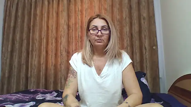Snapshot of PussyEvely chatting on 01/09/25, 01:24 PussyEvely online show from 01/09/25, 01:24