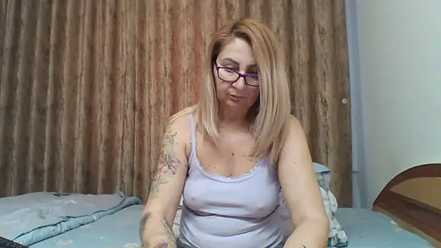 Snapshot of PussyEvely chatting on 02/11/25, 03:08 PussyEvely online show from 02/11/25, 03:08