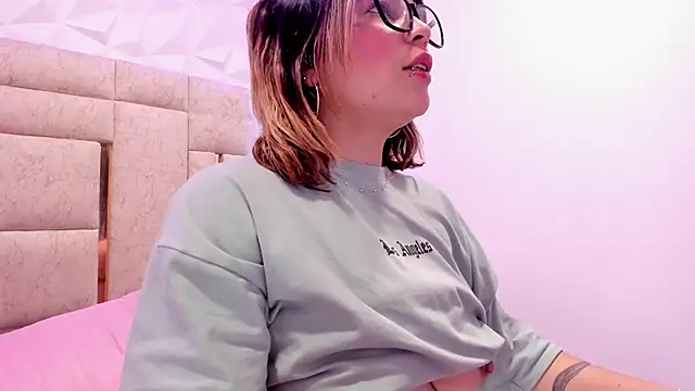 Snapshot of PauletteJ chatting on 01/10/25, 02:55 PauletteJ online show from 01/10/25, 02:55