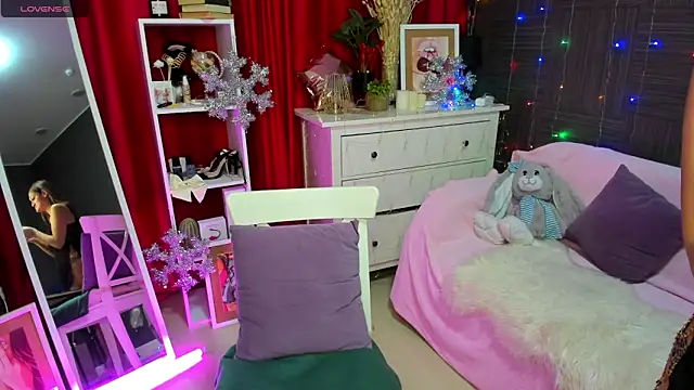 Snapshot of Queen_baby chatting on 12/12/24, 01:43 Queen baby online show from 12/12/24, 01:43