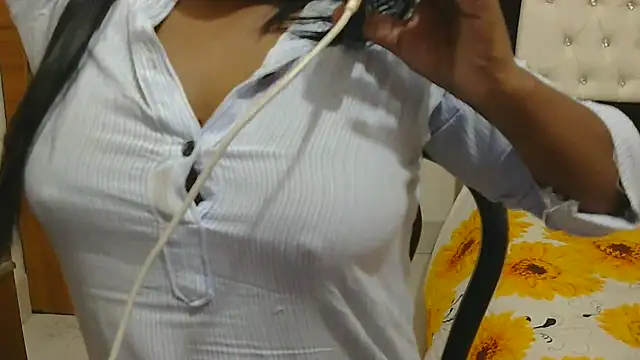 Snapshot of esita_1212 chatting on 10/26/25, 01:00 esita 1212 online show from 10/26/25, 01:00