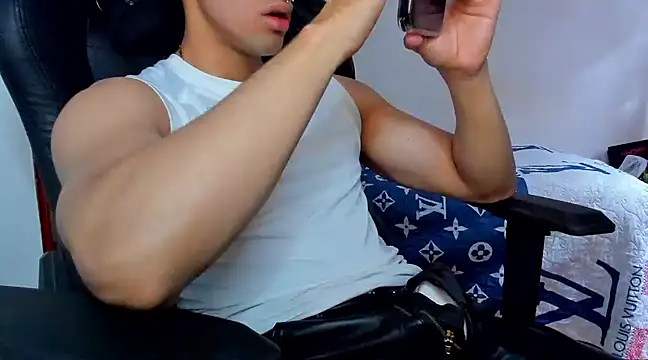 Snapshot of Tommy_Bred chatting on 02/07/25, 05:40 Tommy Bred online show from 02/07/25, 05:40