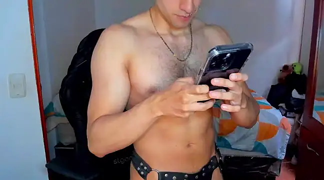 Snapshot of Tommy_Bred chatting on 03/15/25, 03:37 Tommy Bred online show from 03/15/25, 03:37