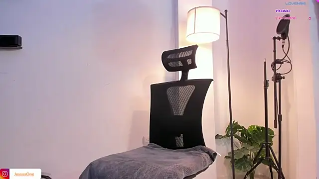 Snapshot of JesusOne chatting on 01/08/25, 05:27 JesusOne online show from 01/08/25, 05:27