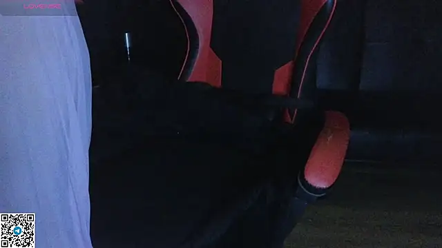 Snapshot of Mia_G0ld chatting on 11/08/25, 05:01 Mia G0ld online show from 11/08/25, 05:01