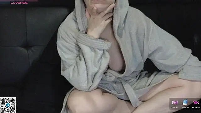 Snapshot of Mia_G0ld chatting on 11/12/25, 02:28 Mia G0ld online show from 11/12/25, 02:28