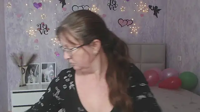 Snapshot of VanessaHotts chatting on 02/01/25, 12:05 VanessaHotts online show from 02/01/25, 12:05