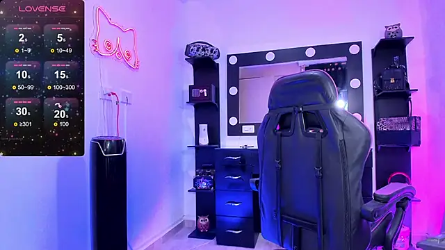 Snapshot of miss_kitty chatting on 10/11/25, 12:43 miss kitty online show from 10/11/25, 12:43