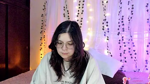 Snapshot of Mey_moon chatting on 12/11/24, 11:21 Mey moon online show from 12/11/24, 11:21