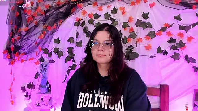 Snapshot of Mey_moon chatting on 02/08/25, 04:47 Mey moon online show from 02/08/25, 04:47