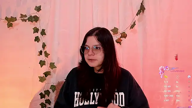 Snapshot of Mey_moon chatting on 03/18/25, 10:15 Mey moon online show from 03/18/25, 10:15