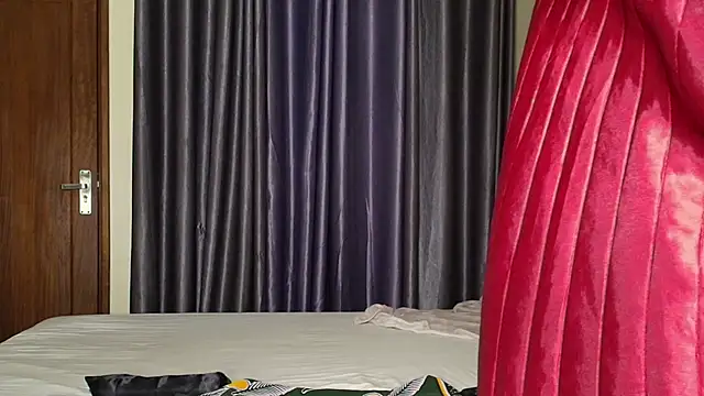 Snapshot of queen_heather chatting on 10/14/25, 10:54 queen heather online show from 10/14/25, 10:54