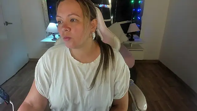 Snapshot of victoria_rosse520 chatting on 02/25/25, 08:30 victoria rosse520 online show from 02/25/25, 08:30