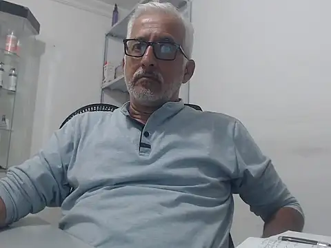 Snapshot of cenizo10124 chatting on 10/21/25, 02:18 cenizo10124 online show from 10/21/25, 02:18