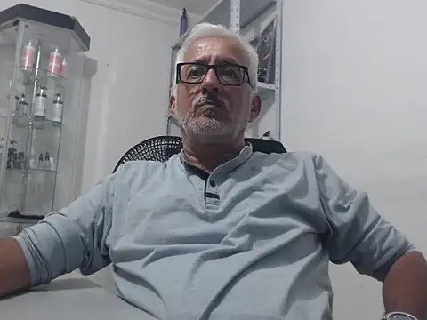 Snapshot of cenizo10124 chatting on 10/22/25, 02:23 cenizo10124 online show from 10/22/25, 02:23