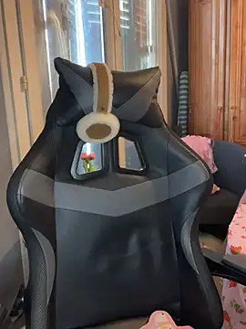 LaPetitechienne1 online show from 02/04/25, 04:08