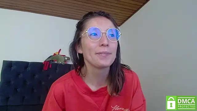 Snapshot of Sophi_Cute chatting on 12/12/24, 03:37 Sophi Cute online show from 12/12/24, 03:37