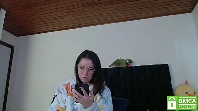 Snapshot of Sophi_Cute chatting on 12/15/24, 07:31 Sophi Cute online show from 12/15/24, 07:31