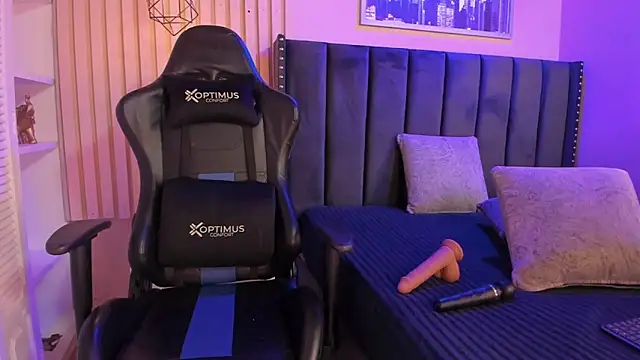 Snapshot of ashlye_miller_ chatting on 10/15/25, 04:12 ashlye miller online show from 10/15/25, 04:12