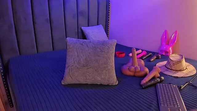 Snapshot of ashlye_miller_ chatting on 10/17/25, 04:04 ashlye miller online show from 10/17/25, 04:04