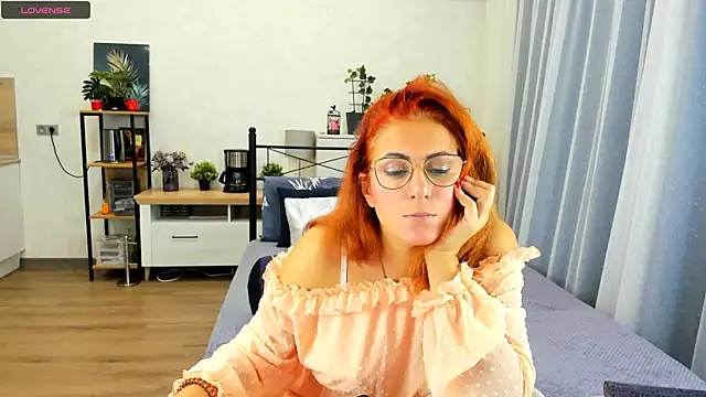 Snapshot of Anna127Moon chatting on 10/15/25, 04:01 Anna127Moon online show from 10/15/25, 04:01