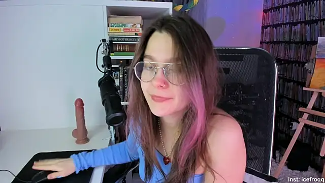 Snapshot of icefroqq chatting on 02/23/25, 10:42 icefroqq online show from 02/23/25, 10:42