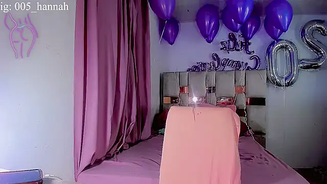 Snapshot of Hannahsmit chatting on 10/26/25, 04:29 Hannahsmit online show from 10/26/25, 04:29