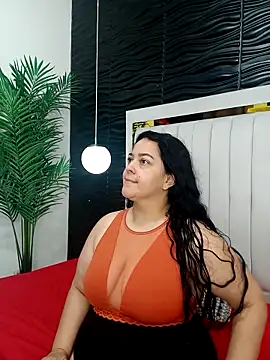Snapshot of lucia_vonne_ chatting on 02/22/25, 11:57 lucia vonne online show from 02/22/25, 11:57