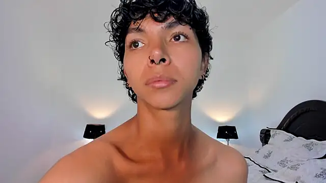 xhenisa  online show from 01/17/25, 08:44