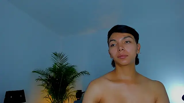 xhenisa  online show from 09/29/25, 08:02