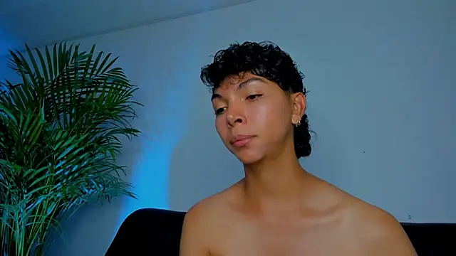 xhenisa  online show from 11/20/25, 12:00