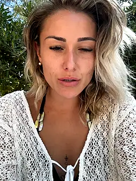 Snapshot of petrouchkaaa_ chatting on 09/17/25, 12:29 petrouchkaaa online show from 09/17/25, 12:29