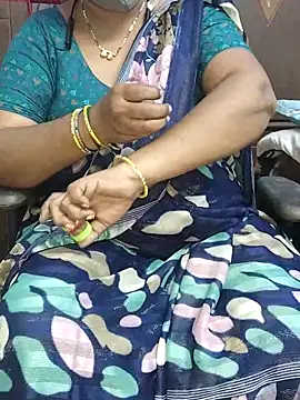 Snapshot of yours-kavaya chatting on 10/31/25, 12:11 yours-kavaya online show from 10/31/25, 12:11