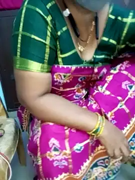 Snapshot of yours-kavaya chatting on 10/31/25, 06:31 yours-kavaya online show from 10/31/25, 06:31