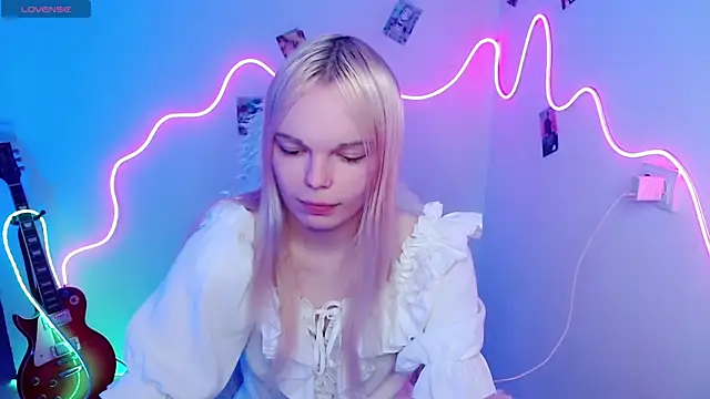 Emily Nyaffee online show from 11/01/25, 01:02