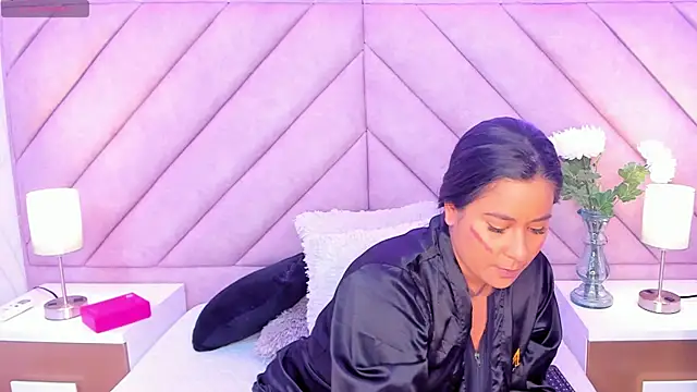 Snapshot of EllieMoret chatting on 11/10/25, 12:37 EllieMoret online show from 11/10/25, 12:37