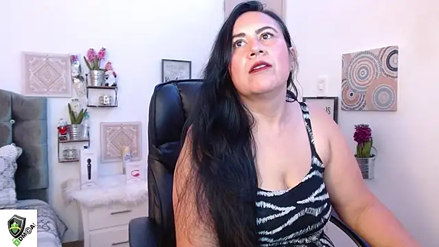 Snapshot of amalia_brunette chatting on 12/13/24, 11:17 amalia brunette online show from 12/13/24, 11:17