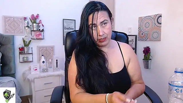 Snapshot of amalia_brunette chatting on 12/30/24, 11:17 amalia brunette online show from 12/30/24, 11:17