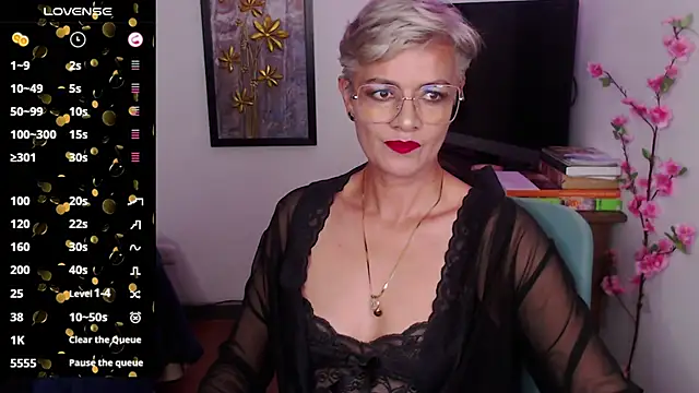 Snapshot of scarlett_paris22 chatting on 01/06/25, 11:09 scarlett paris22 online show from 01/06/25, 11:09