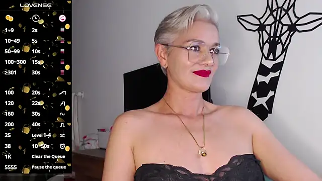 Snapshot of scarlett_paris22 chatting on 02/06/25, 10:43 scarlett paris22 online show from 02/06/25, 10:43