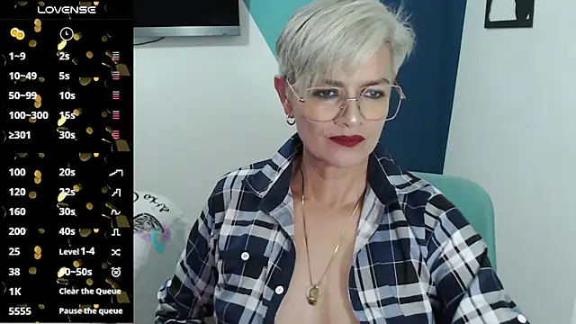 Snapshot of scarlett_paris22 chatting on 03/11/25, 12:00 scarlett paris22 online show from 03/11/25, 12:00