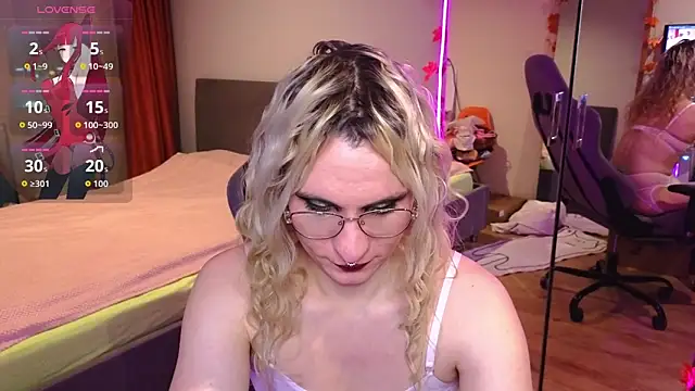 Snapshot of Lori_Myaf chatting on 11/18/25, 02:54 Lori Myaf online show from 11/18/25, 02:54