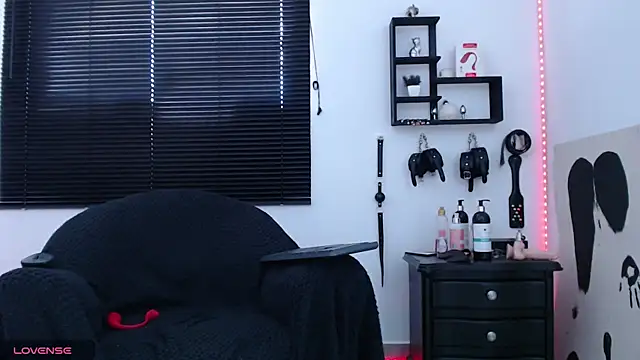 Snapshot of KinkyAllisonSub chatting on 12/11/24, 05:37 KinkyAllisonSub online show from 12/11/24, 05:37