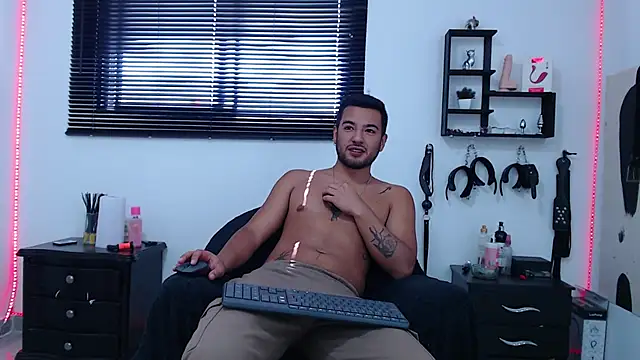 Snapshot of KinkyAllisonSub chatting on 01/18/25, 03:38 KinkyAllisonSub online show from 01/18/25, 03:38