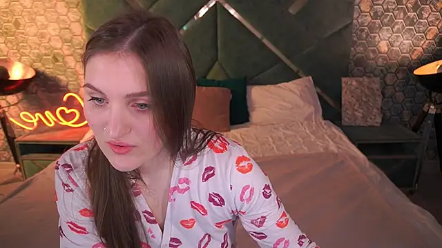 Snapshot of EmmyCharmm chatting on 11/16/25, 06:41 EmmyCharmm online show from 11/16/25, 06:41