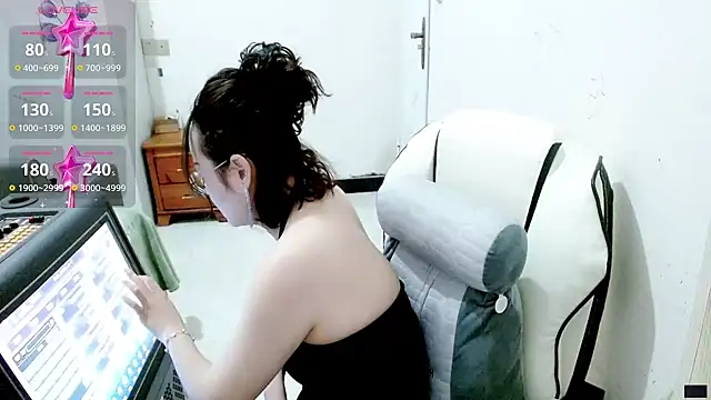 Snapshot of -orange_ chatting on 03/18/25, 02:47 -orange online show from 03/18/25, 02:47