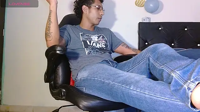 Snapshot of FuckHardlove chatting on 12/03/24, 02:16 FuckHardlove online show from 12/03/24, 02:16